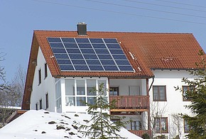 Wer eine Photovoltaikanlage installiert, sollte steuerliche Rahmenbedingungen beachten.